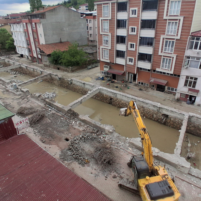 Samsun'un Havza ilçesinde dere üzerinde bulunan iş yerlerinin yıkımı bir bi...