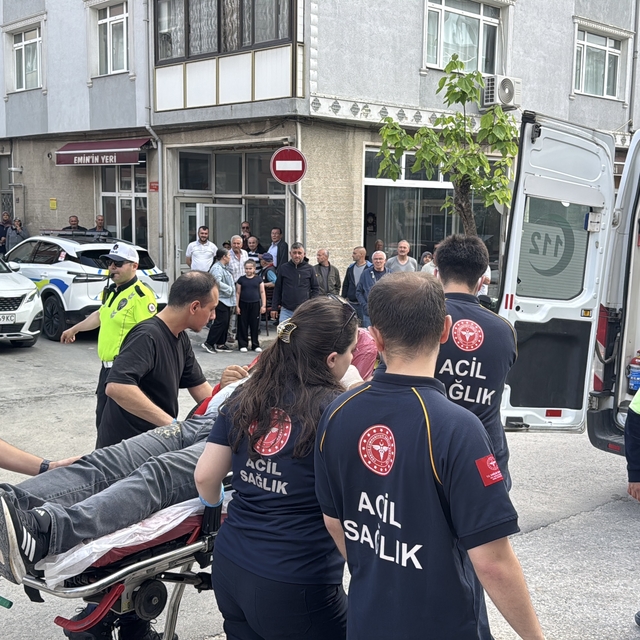 Edirne'de park halindeki 5 araca çarpan panelvandaki 2 kişi yaralandı