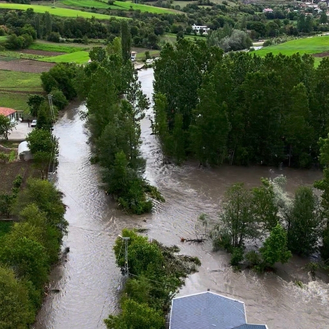 Toka'ta taşkında mahsur kalan araç son anda kurtarıldı