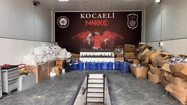 Kocaeli'de bir TIR'da 1 milyon 700 bin sentetik ecza hap ele geçirildi