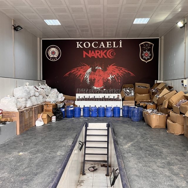 Kocaeli'de bir TIR'da 1 milyon 700 bin sentetik ecza hap ele geçirildi