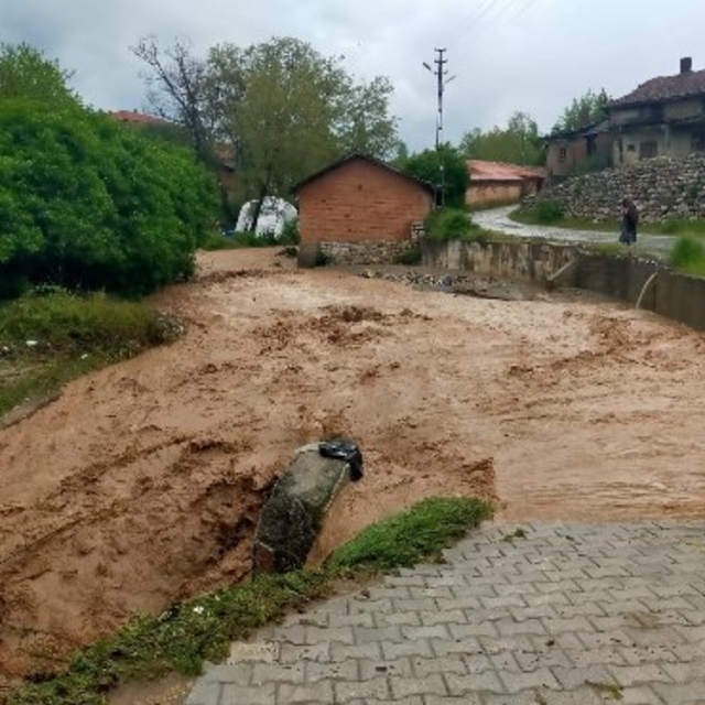 Çorum'da dolu ve sağanak sele neden oldu