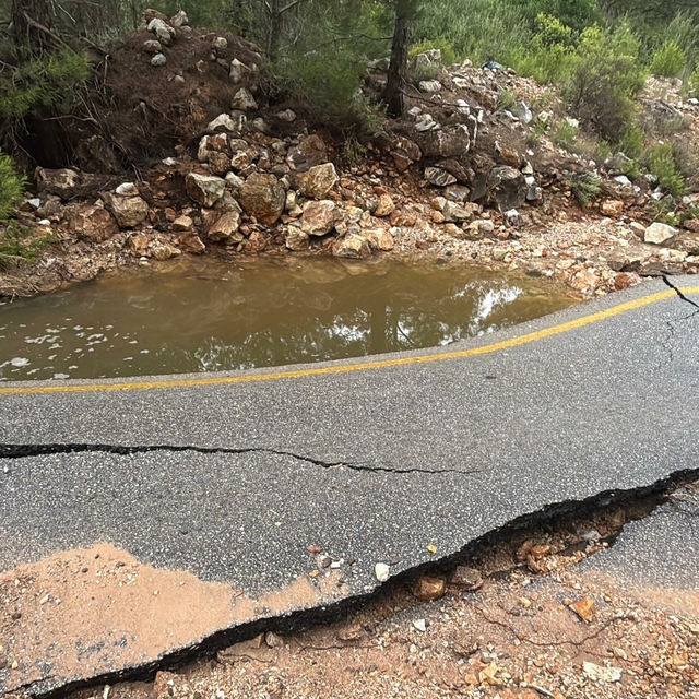 Bodrum'da ana su isale hattı patladı, uzun araç kuyrukları oluştu