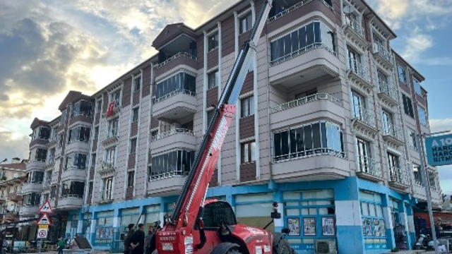 Cenaze, 4'ücü kattan teleskopik forkliftle indirildi