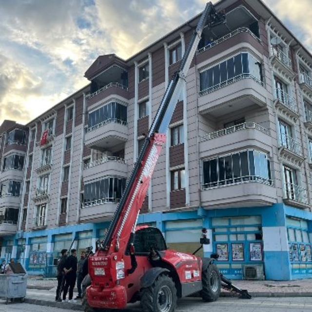 Cenaze, 4'ücü kattan teleskopik forkliftle indirildi