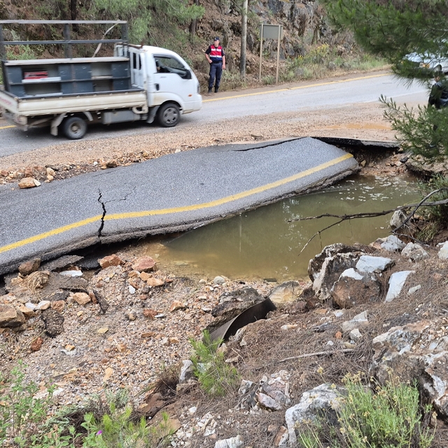 Bodrum'da ana isale hattı patladı, yol dereye döndü