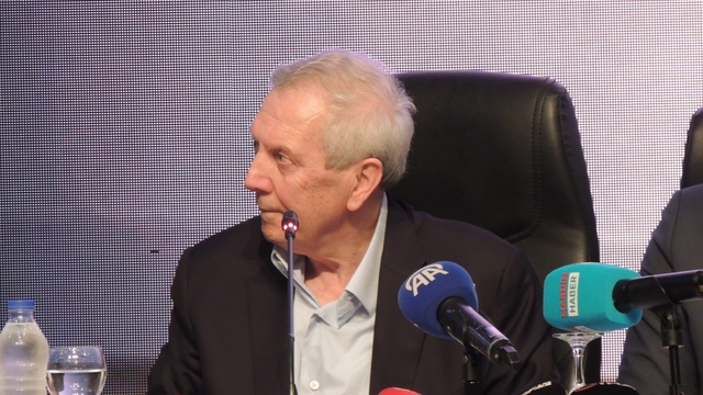 Aziz Yıldırım: "Taraftarımızla aramızdaki o sarsılmaz bağı yeniden inşa etmemiz lazım"
Fenerbahçe Başkan Adayı Aziz Yıldırım, Mardin'de taraftarlarla bir araya geldi