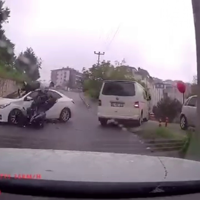 Otomobil ile motosikletin çarpıştığı kaza kamerada
