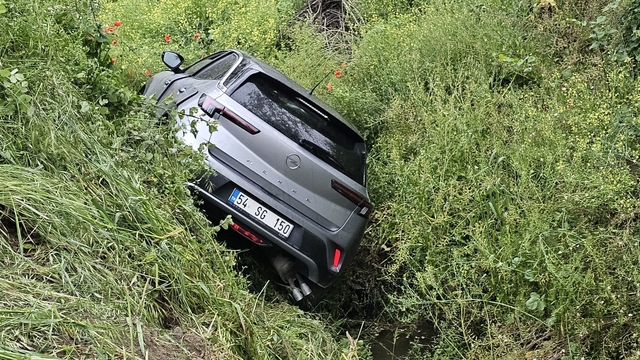 Su kanalına devrilen otomobildeki 2 kişi yaralandı