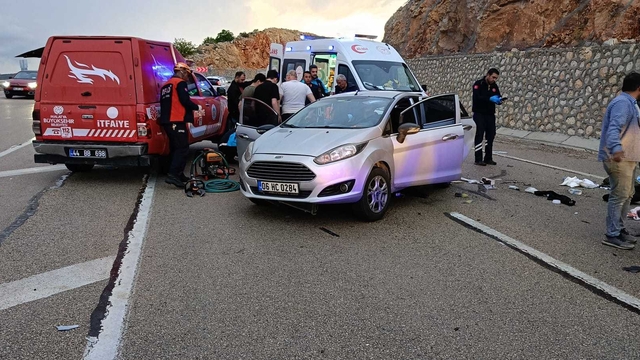Malatya'da iki otomobil çarpıştı: 1'i çocuk 9 yaralı