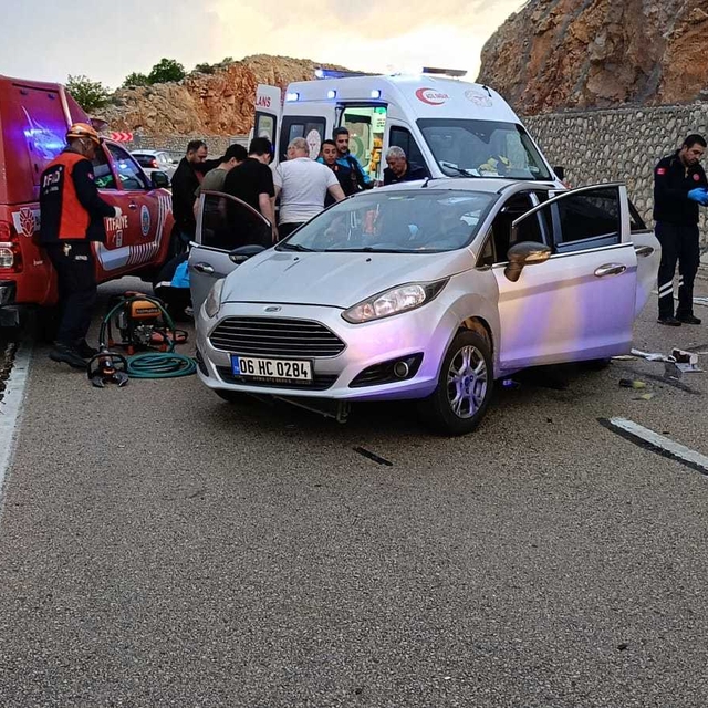 Malatya'da iki otomobil çarpıştı: 1'i çocuk 9 yaralı