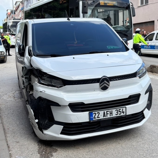 Edirne'de kontrolden çıkan panelvan park halindeki araçlara çarptı: 2 yaral...