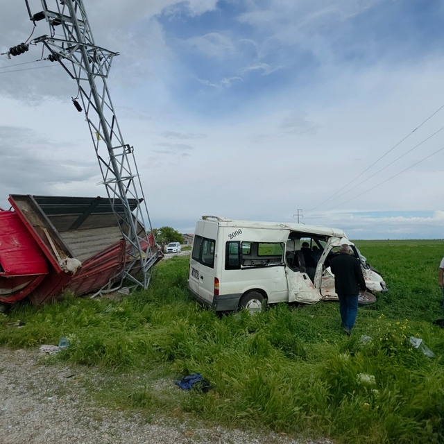 Aksaray'da minibüs ile kamyonet çarpıştı: 5 yaralı