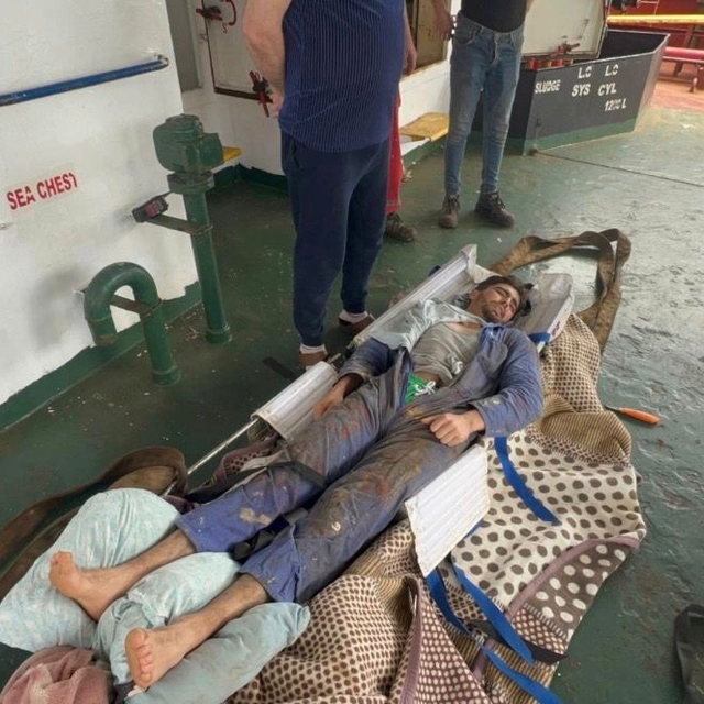 Marmara Denizi'nde gemide yaralanan personel tahliye edildi