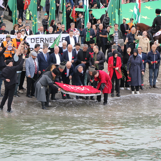 Çerkes Soykırımı ve Sürgünü'nün 162'nci yıl dönümünde Samsun'da anma yürüyü...