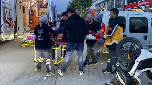 Bursa'da motosiklet, hafif ticari araca çarptı: 2 yaralı