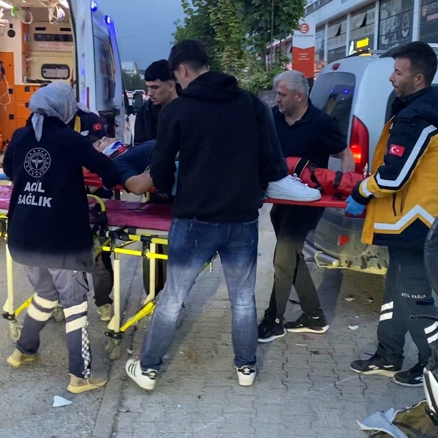Bursa'da motosiklet, hafif ticari araca çarptı: 2 yaralı