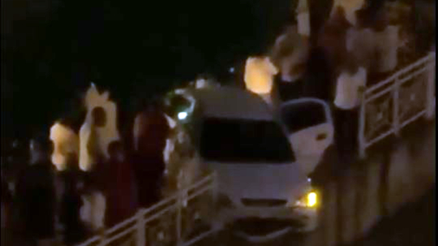 Adana'da otomobil, sulama kanalının korkuluklarında asılı kaldı