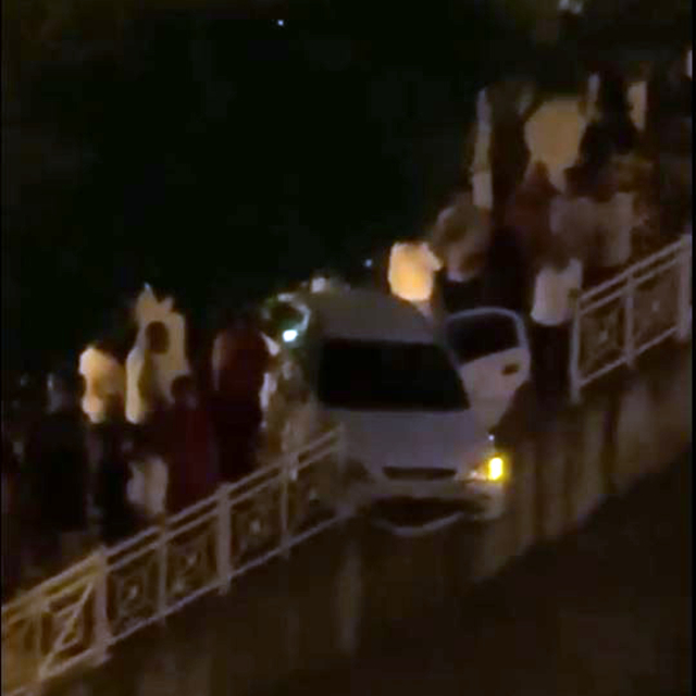 Adana'da otomobil, sulama kanalının korkuluklarında asılı kaldı