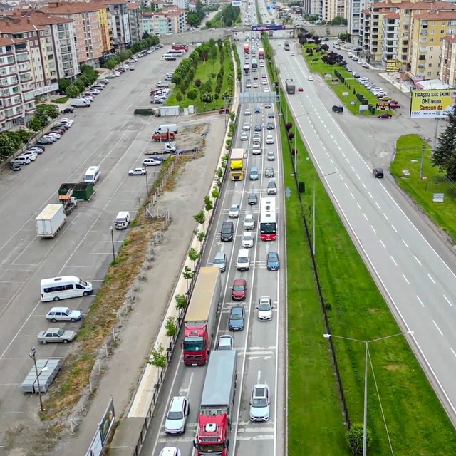 Karadeniz yolunda bayram yoğunluğu havadan görüntülendi