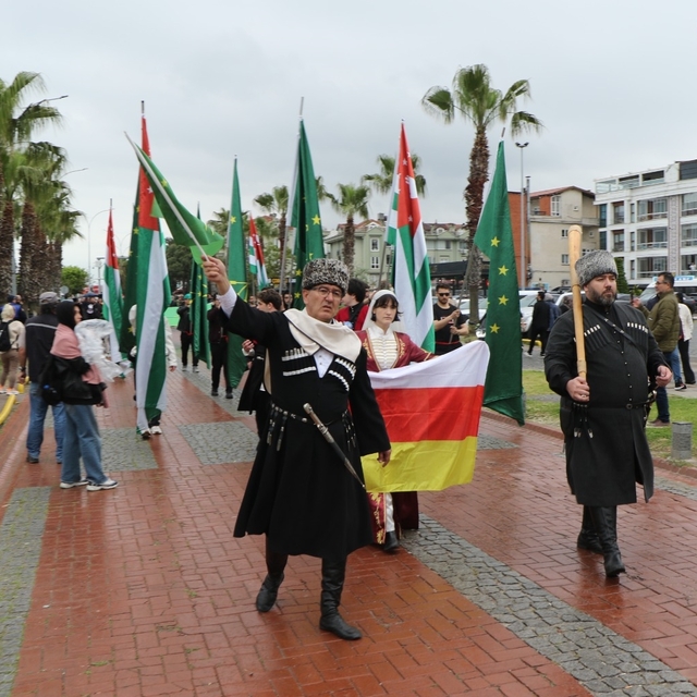 Samsun'da Çerkes Soykırımı ve Sürgünü'nün 162'nci yılında denize karanfil b...