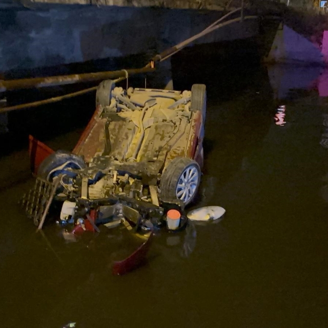 Hatay'da otomobil su kanalına uçtu: 2 yaralı