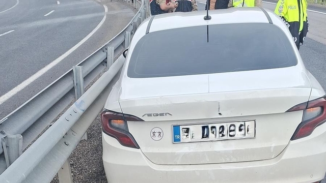 Kontrolden çıkan otomobil bariyere çarptı