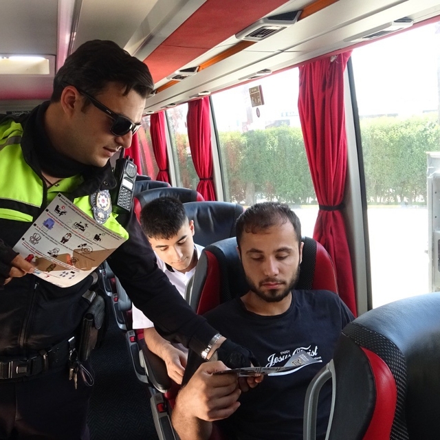 Bayram yolculuğuna çıkan vatandaşlar emniyet kemeri takılması konusunda bil...