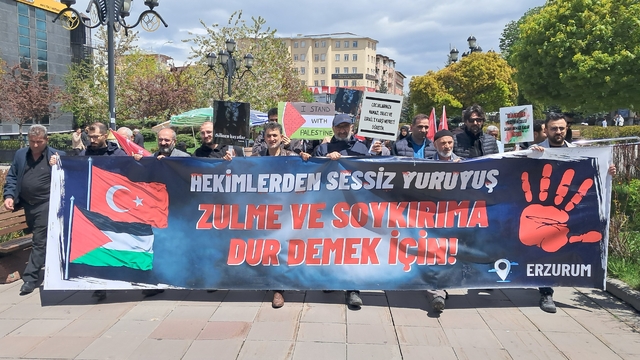 Erzurum'da sağlıkçılar 132'nci kez Gazze için yürüdü