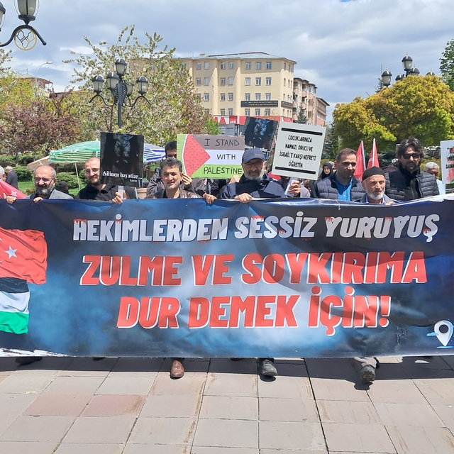 Erzurum'da sağlıkçılar 132'nci kez Gazze için yürüdü