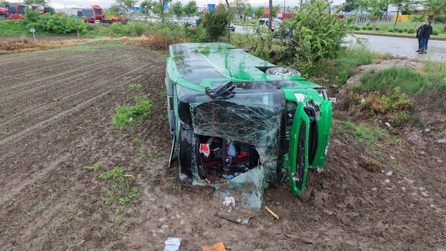 Çanakkale'de otobüs devrildi; 46 yaralı (2)