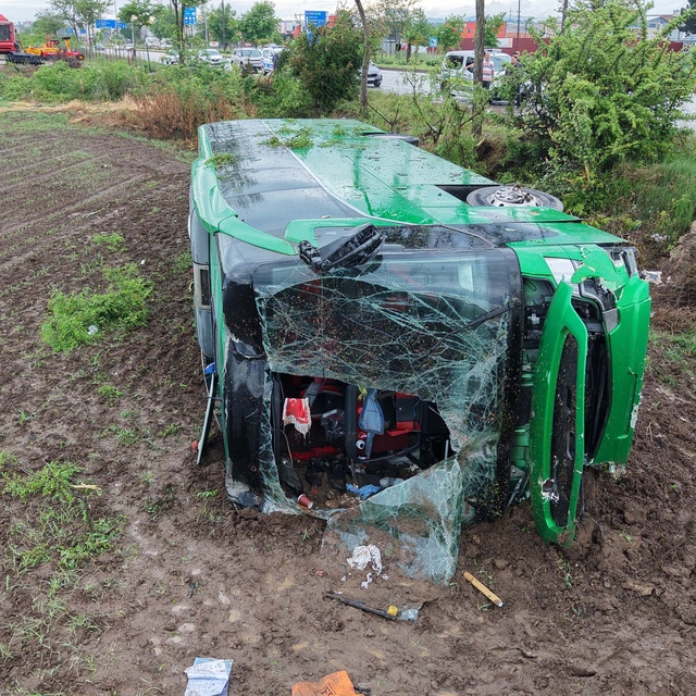 Çanakkale'de otobüs devrildi; 46 yaralı (2)