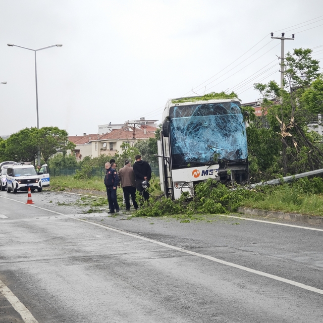 Samsun'da aydınlatma direğine çarpan otobüsteki yolculardan bazıları hafif...