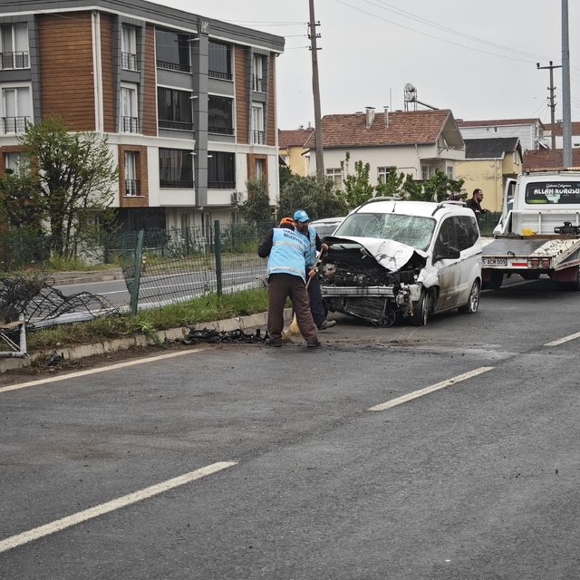 Samsun'da refüje çıkan hafif ticari araçtaki 3 kişi yaralandı
