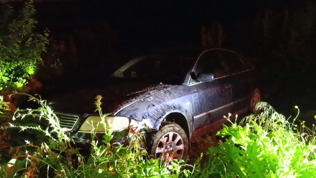Tarlaya uçan otomobilini bırakıp kaçtı
