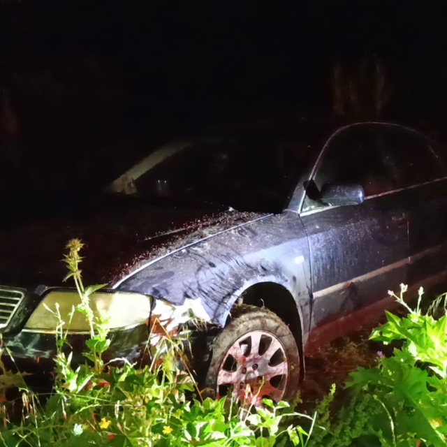 Tarlaya uçan otomobilini bırakıp kaçtı