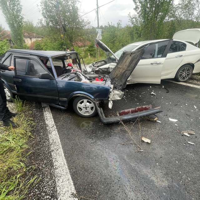 Otomobillerinin kafa kafaya çarpıştığı kazada 4 kişi yaralandı