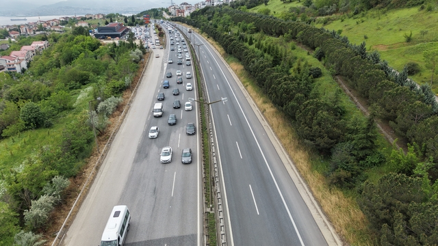 Tatilin ikinci gününde TEM'de trafik yoğun akıcı ilerliyor