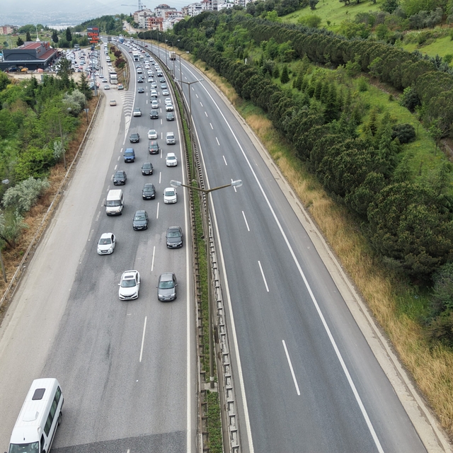 Tatilin ikinci gününde TEM'de trafik yoğun akıcı ilerliyor