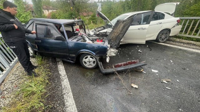 Otomobillerinin kafa kafaya çarpıştığı kazada 4 kişi yaralandı