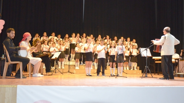 Gelibolu'da ilkokul öğrencilerinin kurduğu koro konser verdi