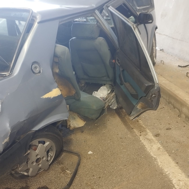 Tünelde duvara çarpan Tofaş hurdaya döndü: 3 yaralı