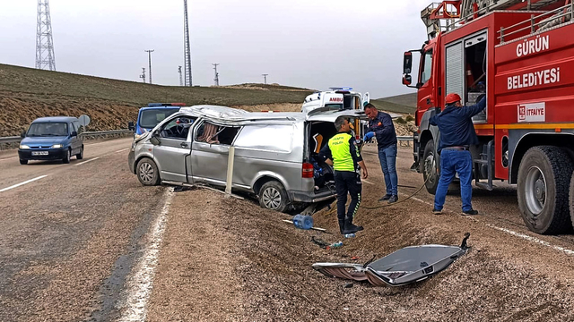 Sivas'ta minibüs devrildi: 1 ölü, 8 yaralı