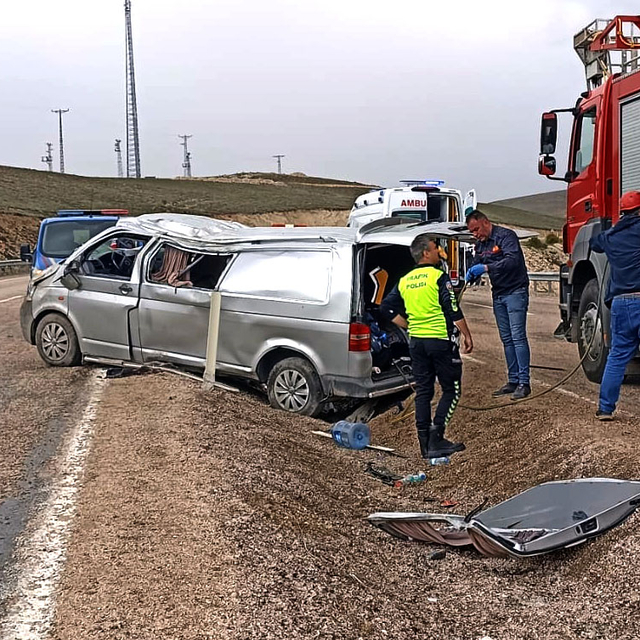 Sivas'ta minibüs devrildi: 1 ölü, 8 yaralı