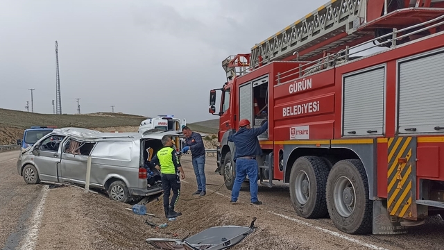 Sivas'ta devrilen minibüsteki 1 kişi öldü, 8 kişi yaralandı