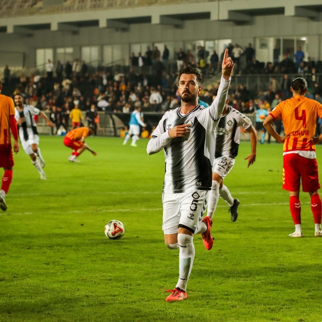 Altay'da Sefa gemileri yaktı