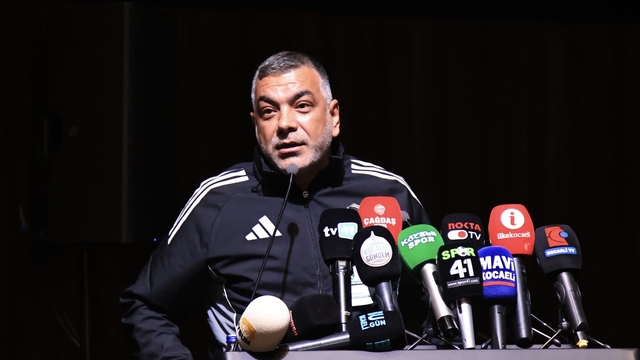 Kocaelispor'da kongre sürüyor, söz delegelerde
Taraftar derneği başkanı Enver Güler: "Değişen bir şey yok"
"Yürüyüş Yolu'na pankart asmakla Kocaelisporlu olunmuyor"
Kongreye 15 dakika ara verildi