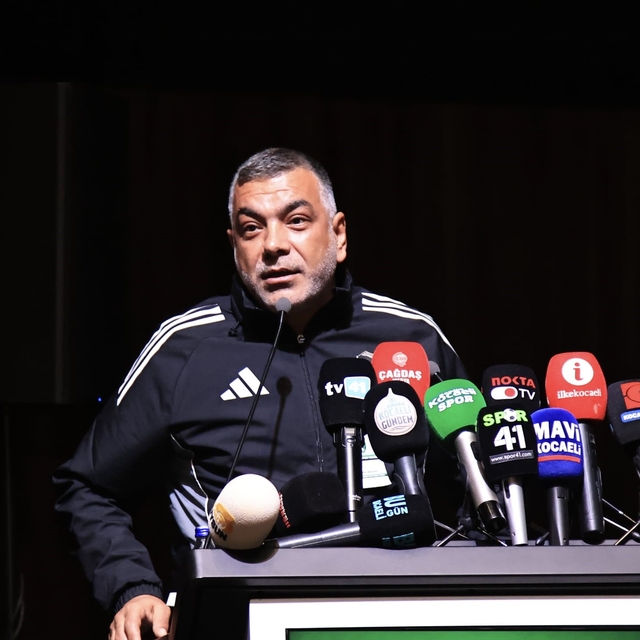 Kocaelispor'da kongre sürüyor, söz delegelerde
Taraftar derneği başkanı Env...