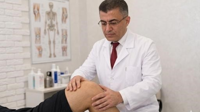 Fiziksel Tıp ve Rehabilitasyon Uzmanı Prof. Dr. İrfan Koca:
"Diz problemlerinde ameliyatsız tedaviler ön plana çıkıyor"