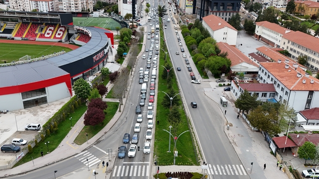 Türkiye'nin geçiş güzergahı Yozgat'ta bayram trafiği yoğunluğu
